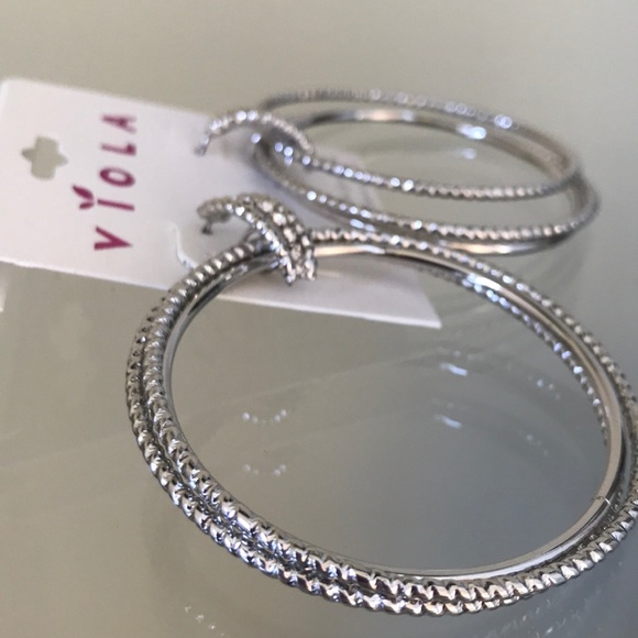 🌈3-Ring Rhinestone & Ribbed Hoop Earrings 💎 - Picture 6 of 6